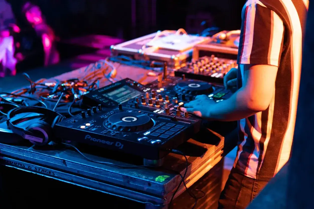 Zdjęcie Ile zarabia DJ w klubie? Zaskakujące różnice w wynagrodzeniu!