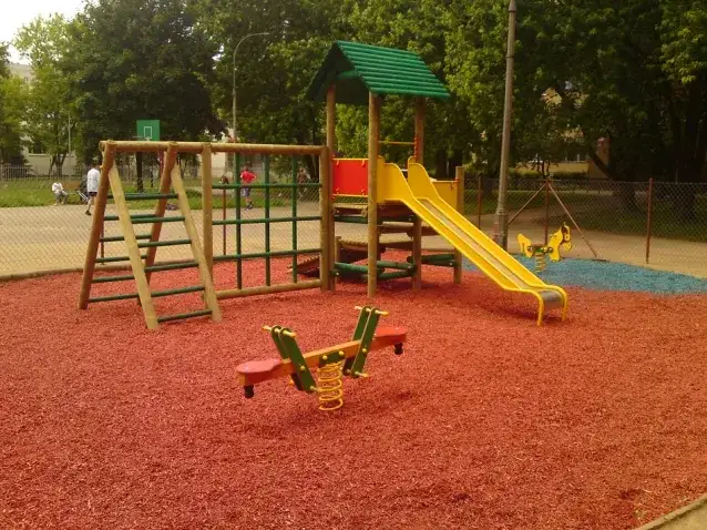 Zdjęcie O ile większa jest powierzchnia placu zabaw dla dzieci szkolnych?