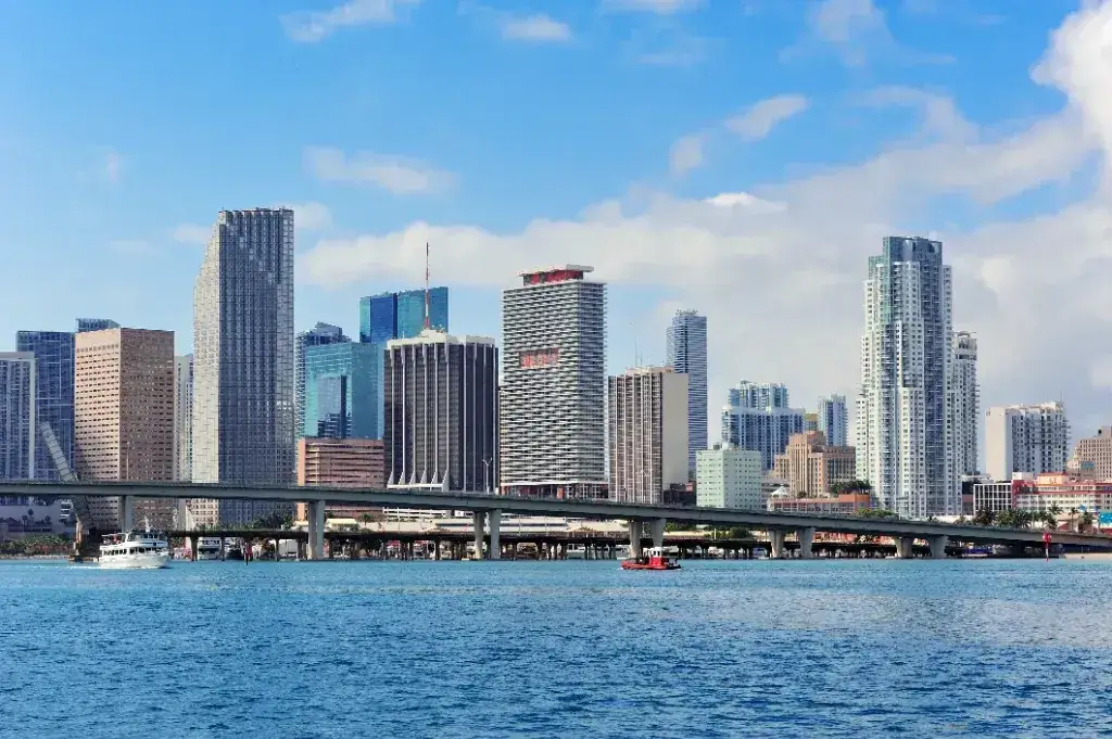 Zdjęcie Ile trwa lot z Warszawy do Miami? Sprawdź, co wpływa na czas podróży