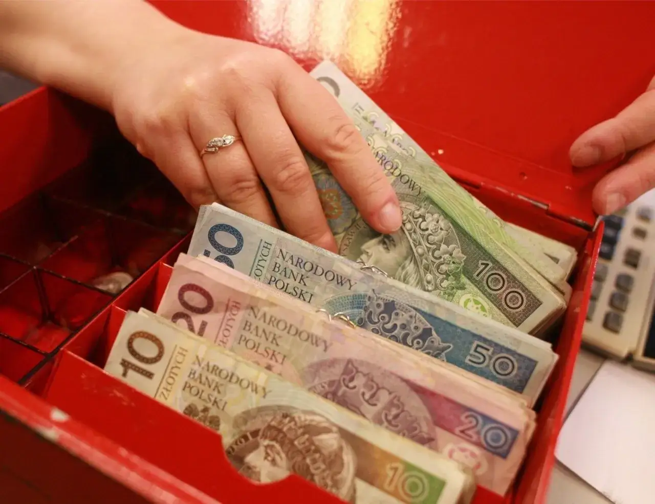 Zdjęcie Jaka jest stawka godzinowa na umowę o pracę? Sprawdź, ile stracisz!