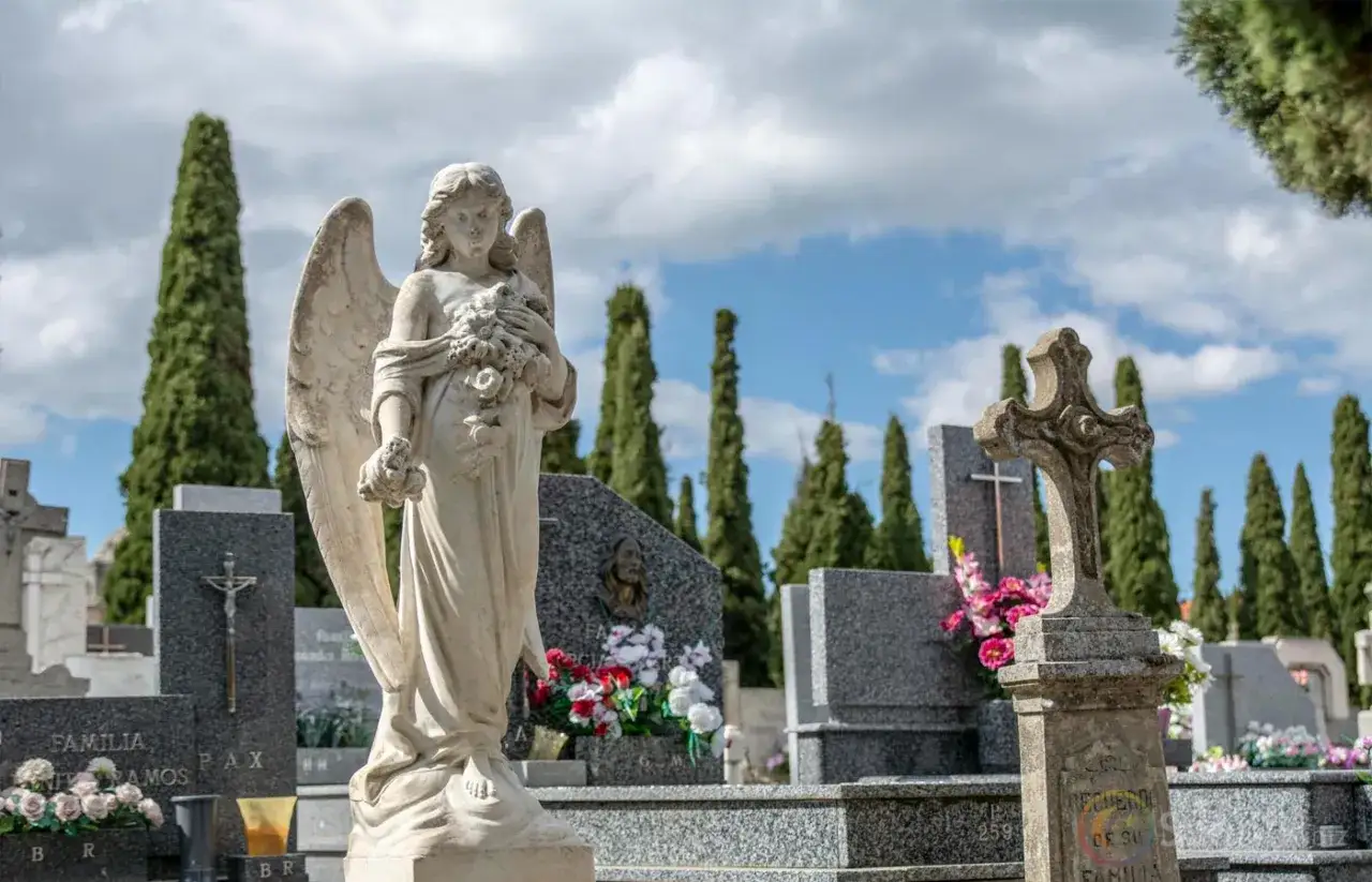 Zdjęcie Sennik: Sprzątanie pomnika na cmentarzu - znaczenie i symbolika snu