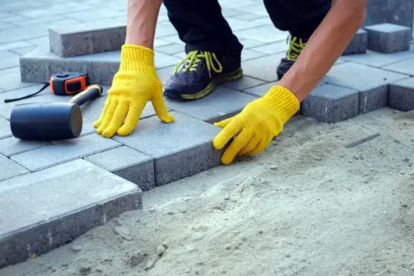 Zdjęcie Co pod kostkę: piasek czy żwir? Kluczowe r&oacute;żnice i porady