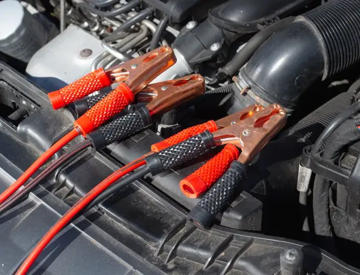 Zdjęcie Gdzie podłączyć kable rozruchowe Renault Trafic, aby uniknąć problemów?