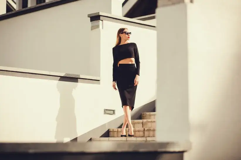 Zdjęcie Czarna spódnica ołówkowa stylizacje - jak stworzyć idealny look