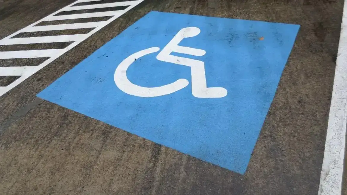 Zdjęcie Kto może parkować na miejscu dla niepełnosprawnych? Sprawdź zasady i kary