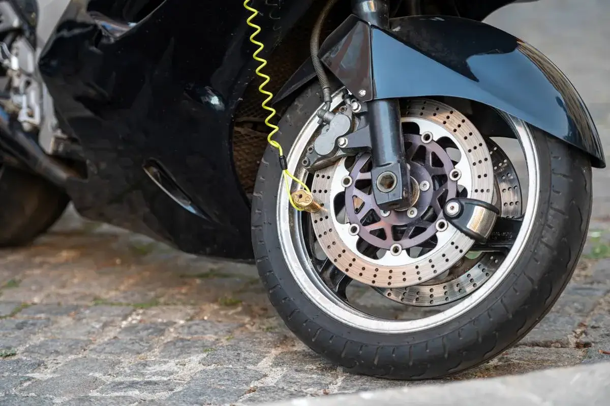 Zdjęcie Jakie ciśnienie w oponach motocykla 125 - uniknij niebezpieczeństw na drodze