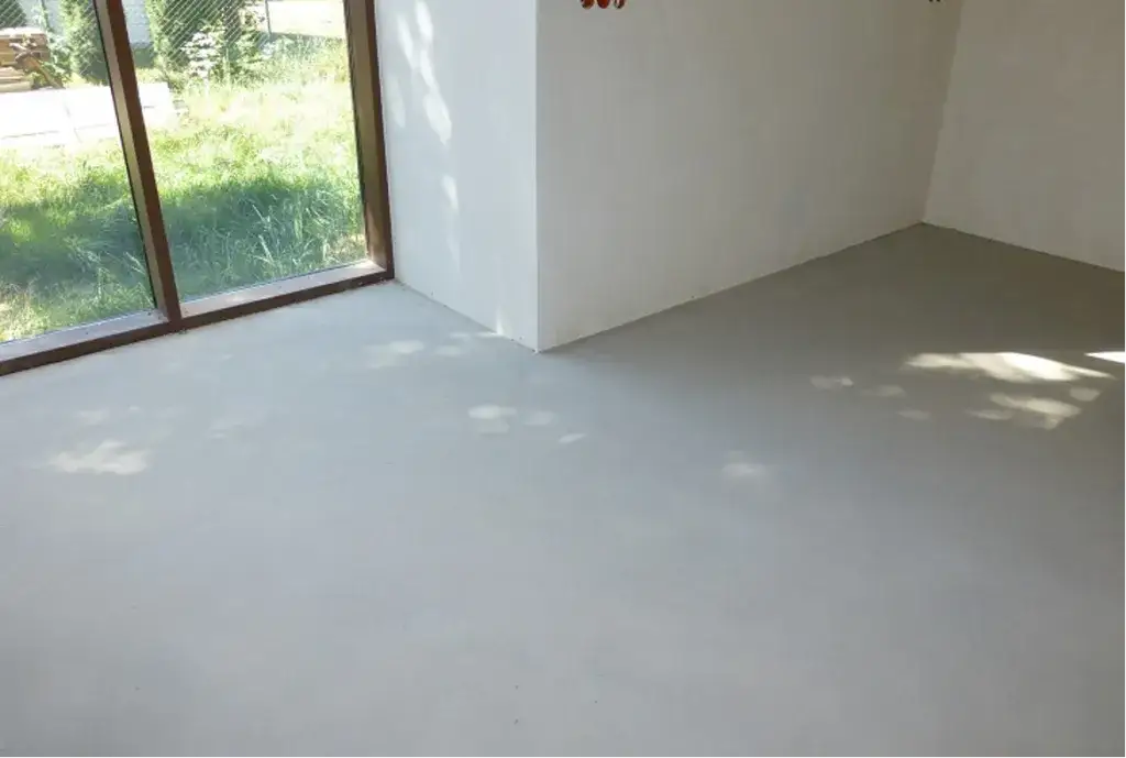 Zdjęcie Jak długo podlewać wylewkę z miksokreta, aby uniknąć pęknięć?