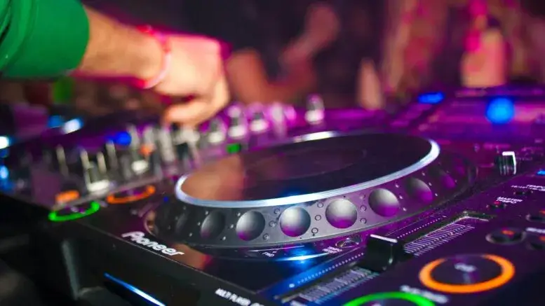 Zdjęcie Ile kosztuje DJ na wesele? Poznaj aktualne ceny i ukryte wydatki
