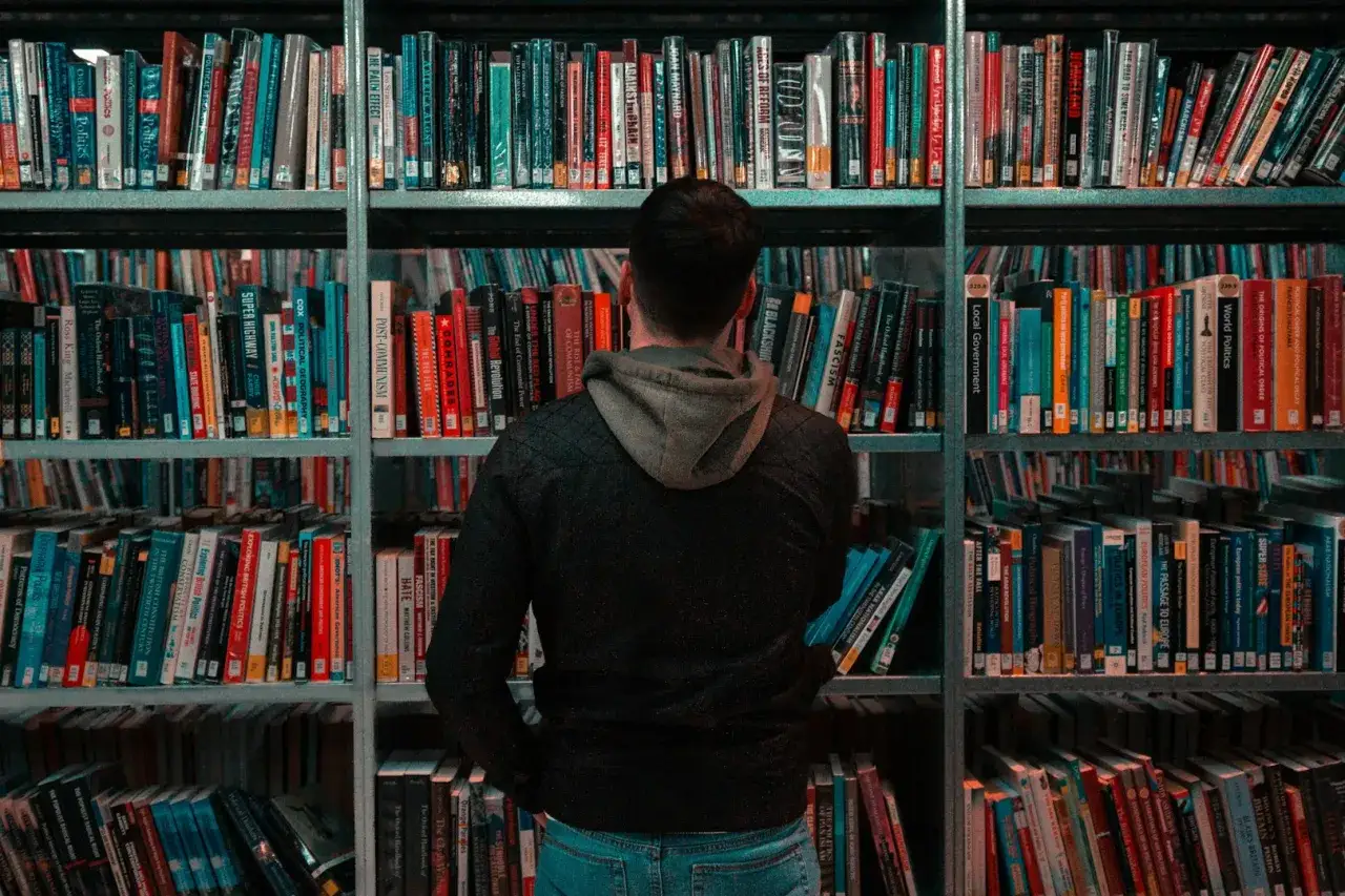 Zdjęcie Gdzie szukać literatury do pracy licencjackiej, aby uniknąć problemów?