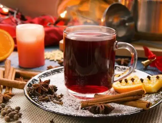 Zdjęcie Herbata z alkoholem jak się nazywa? Poznaj pyszne przepisy i historie