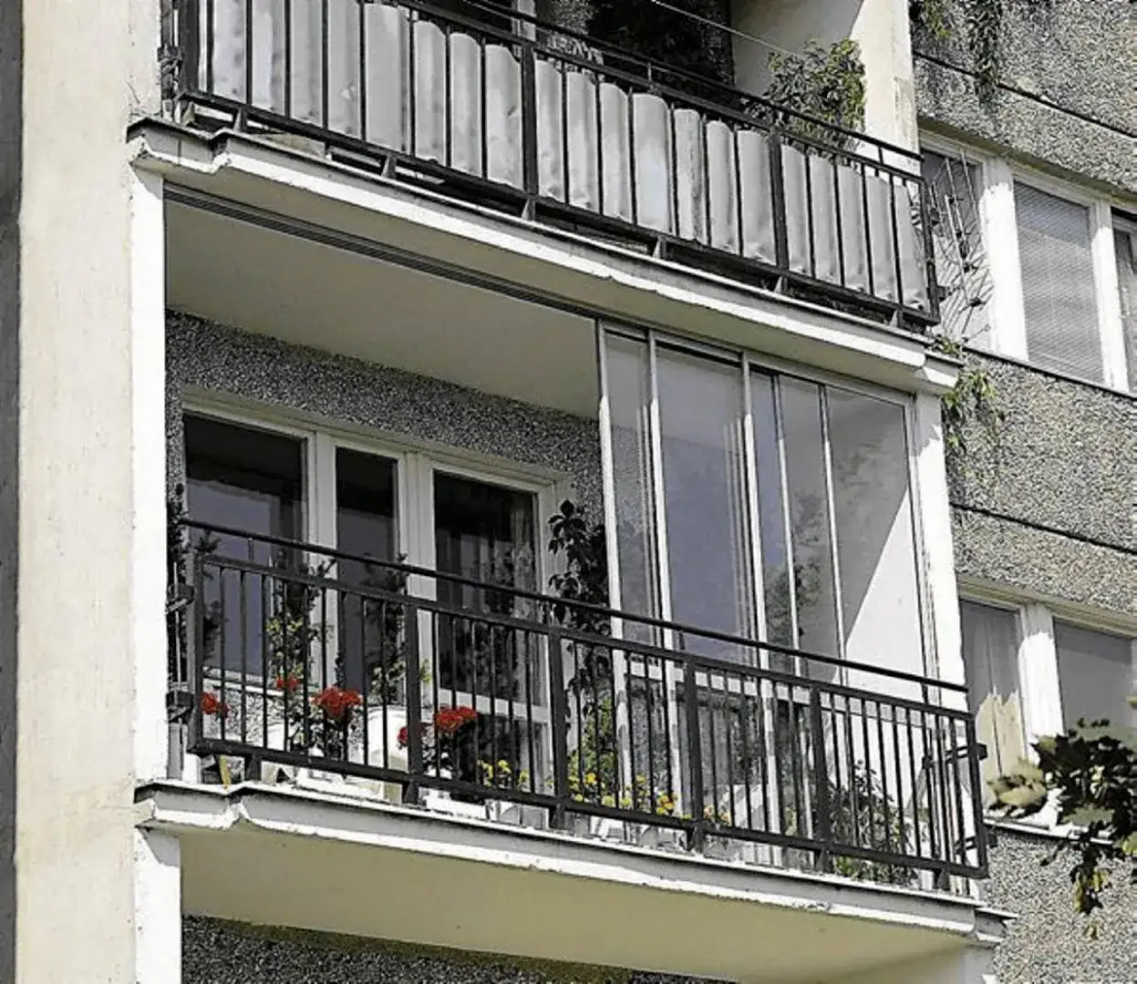 Zdjęcie Jak zabudować barierki na balkonie w bloku, by zyskać prywatność i bezpieczeństwo