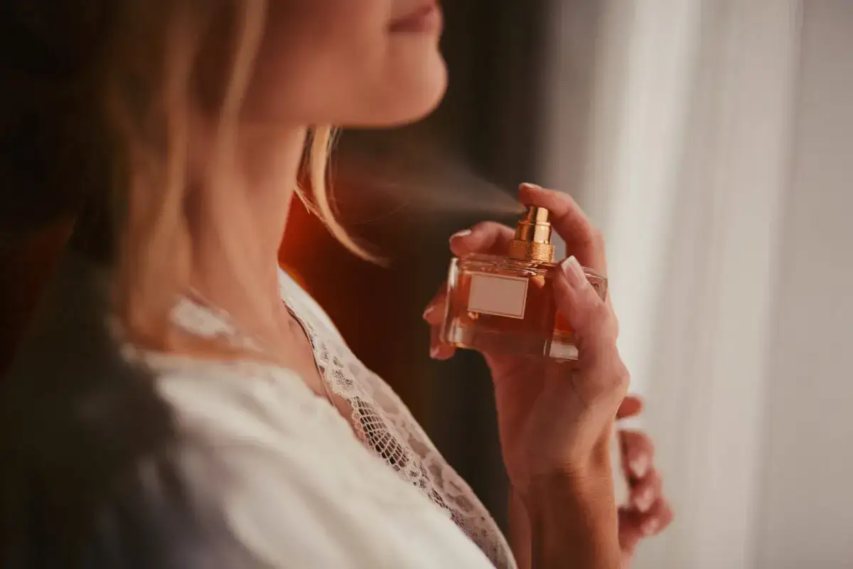 Zdjęcie Gdzie aplikować perfumy, aby zapach utrzymywał się dłużej?