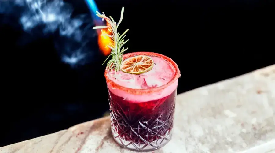 Zdjęcie Mezcal drink: Odkryj unikalne smaki i najlepsze przepisy na koktajle