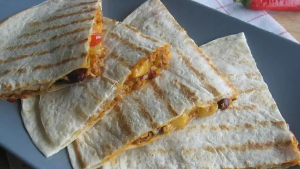 Zdjęcie Placek tortilla: Z czym jeść? 30+ pomysłów na farsz i sosy!