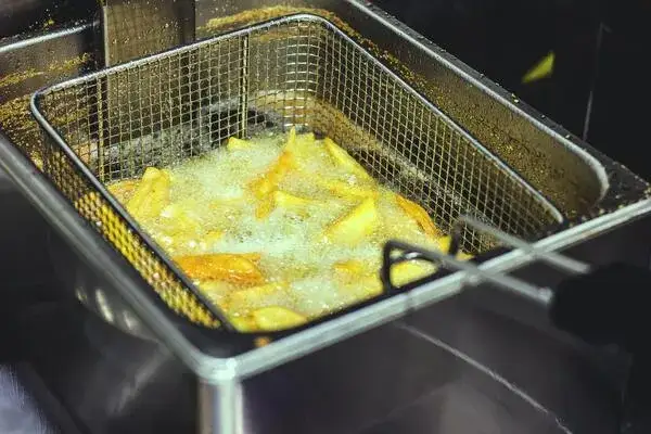 Zdjęcie Ile smażyć frytki na głębokim oleju, by uniknąć tłustego efektu?