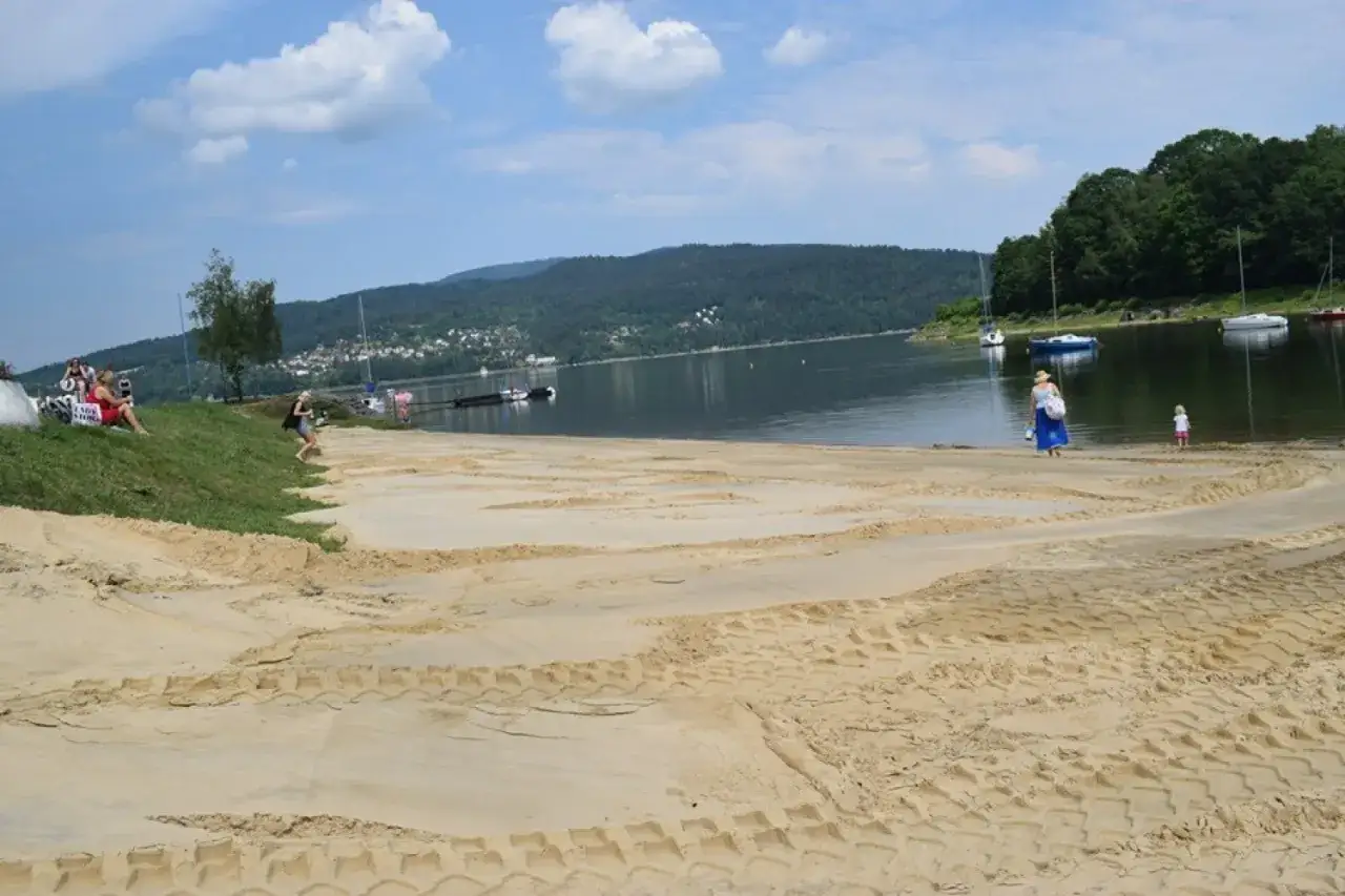 Zdjęcie Plaża Jezioro Żywieckie – idealne miejsce na relaks i zabawę z rodziną
