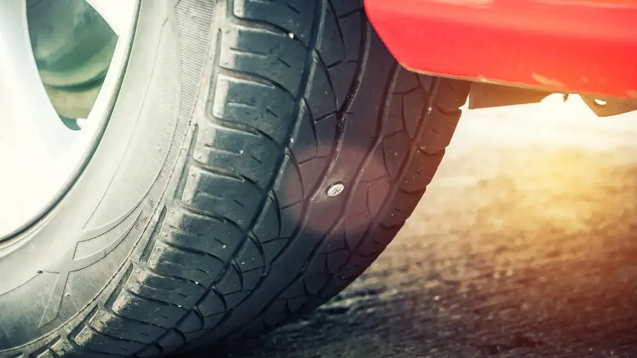 Zdjęcie Was tun bei einer Schraube im Reifen? Wichtige Tipps zur Reparatur