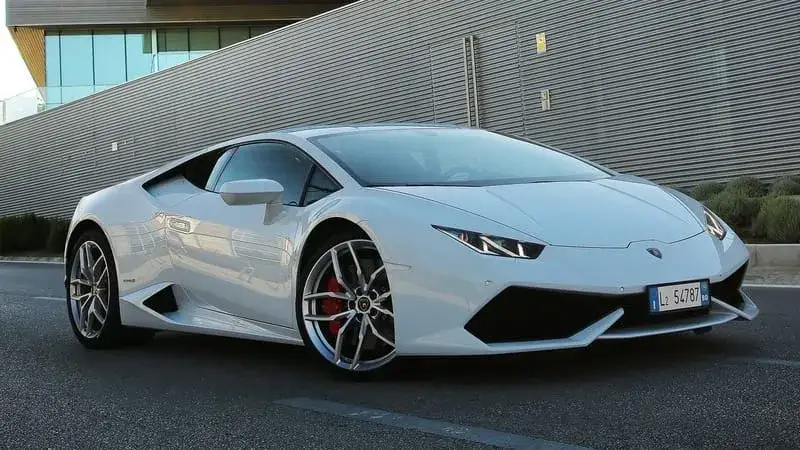 Zdjęcie Ile koni ma Lamborghini? Odkryj moc najpopularniejszych modeli