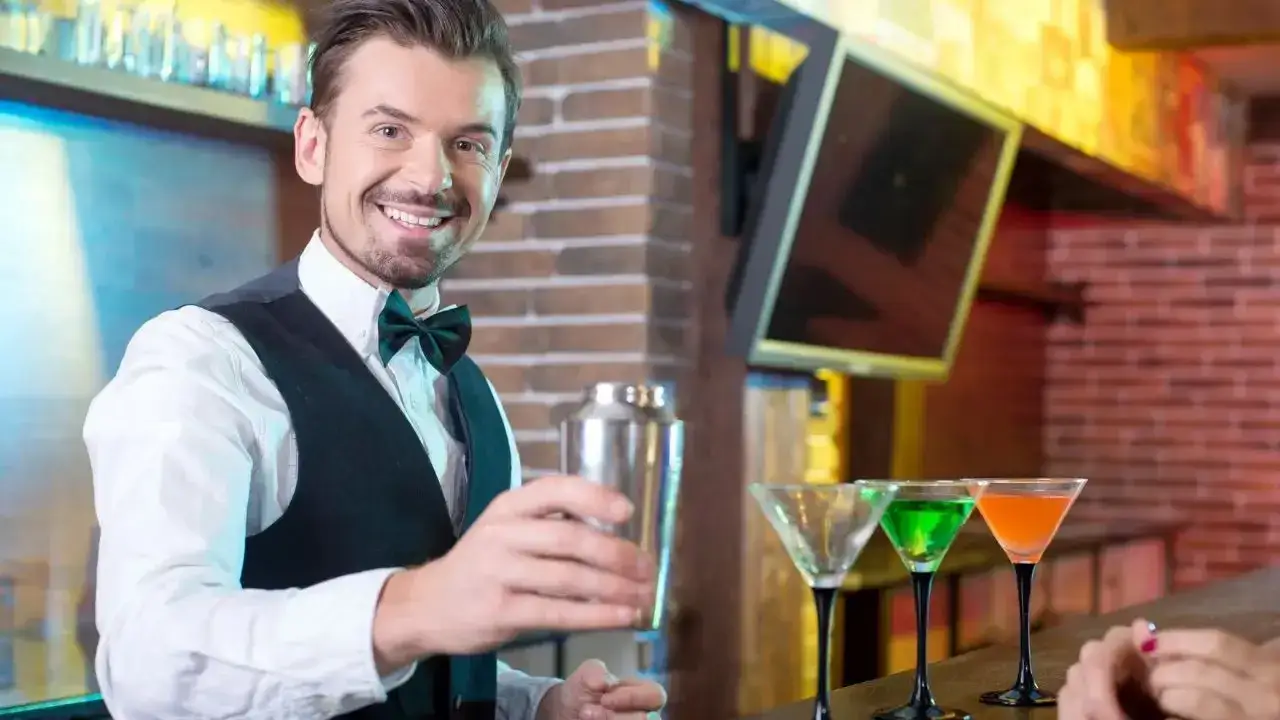 Zdjęcie Barman co robi? Odkryj tajniki pracy barmana i jego obowiązki