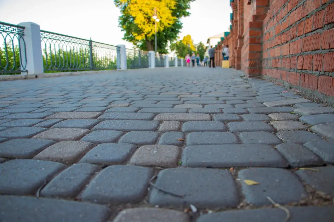 Zdjęcie Jak ułożyć kostkę brukową ze spadkiem i uniknąć błędów