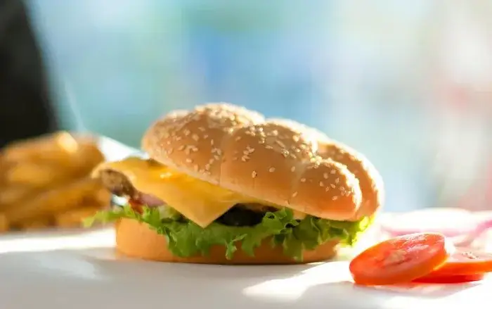 Zdjęcie Ile kalorii ma cheeseburger w McDonald's? Zaskakujące fakty o kaloriach