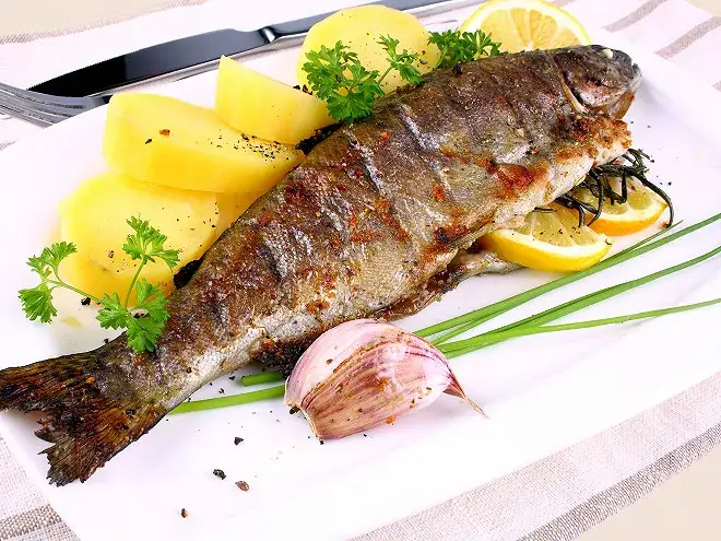 Zdjęcie Truite grill&eacute;e au barbecue: l'art de la cuisson parfaite sans qu'elle colle