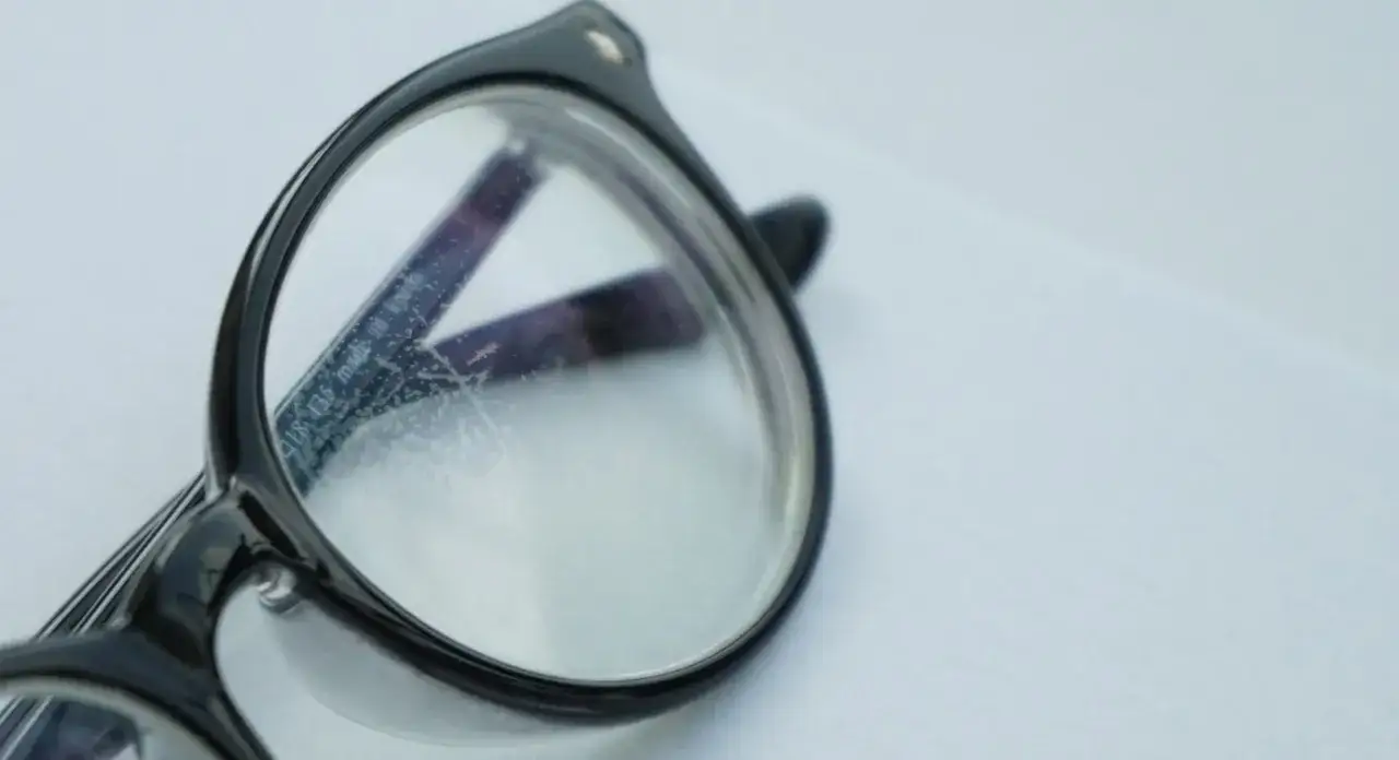 Zdjęcie Jak skutecznie wyczyścić porysowane szkła okularów bez uszkodzeń
