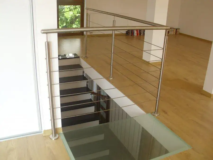 Zdjęcie Balustrady z linek stalowych: elegancja i funkcjonalność w domu