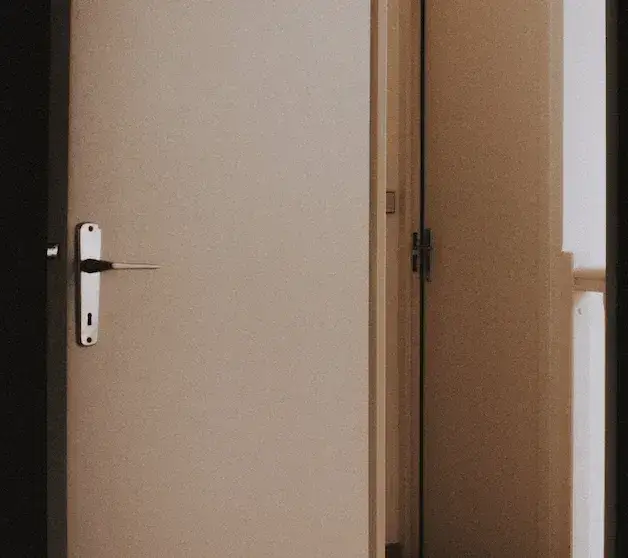 Zdjęcie Jak wyregulować drzwi wewnętrzne, aby uniknąć frustracji i problemów