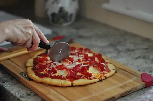 Zdjęcie Na czym piec pizzę, aby uzyskać idealny spód i smak?