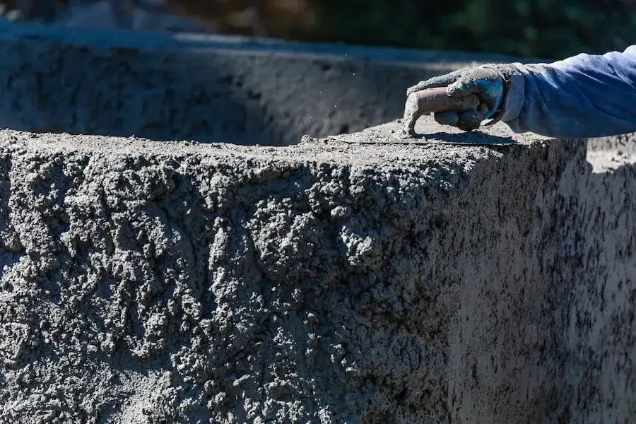 Zdjęcie Kto wynalazł beton? Fascynująca historia i kluczowe postacie