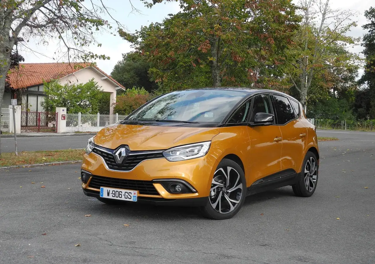 Zdjęcie Pojemność baku Renault Scenic – porównanie modeli i ich wydajności