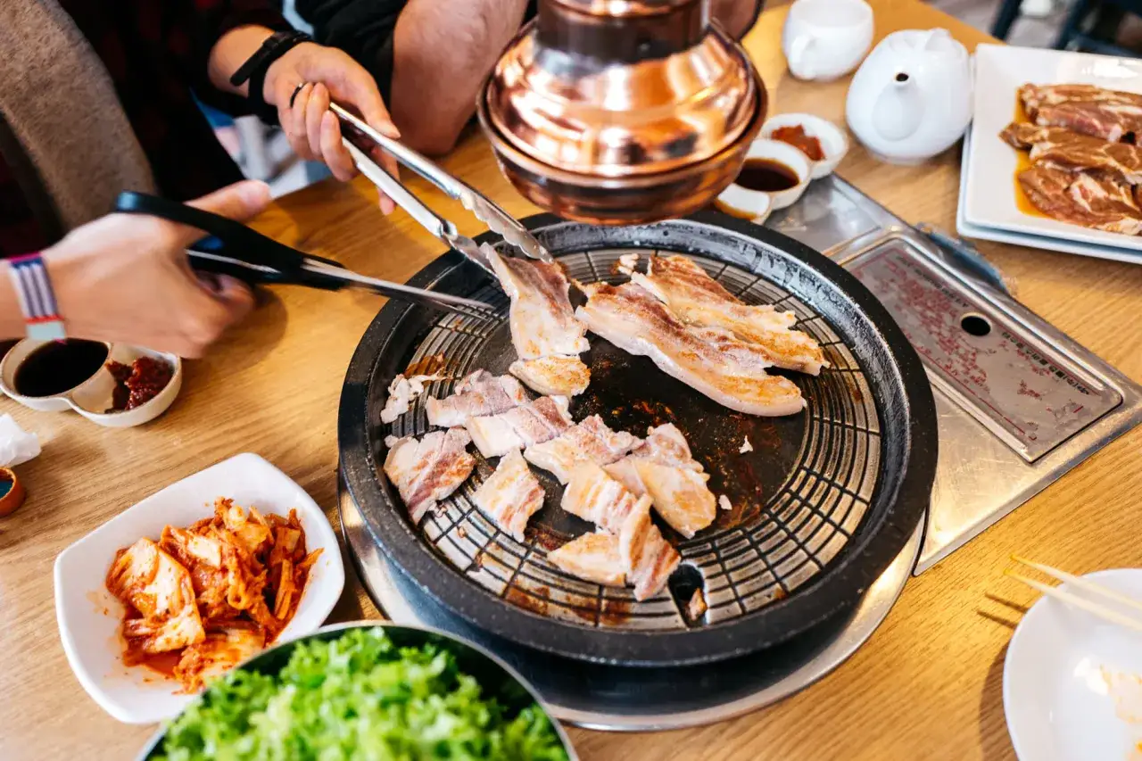 Zdjęcie Koreański grill Kraków: najlepsze miejsca na BBQ z dostawą i odbiorem
