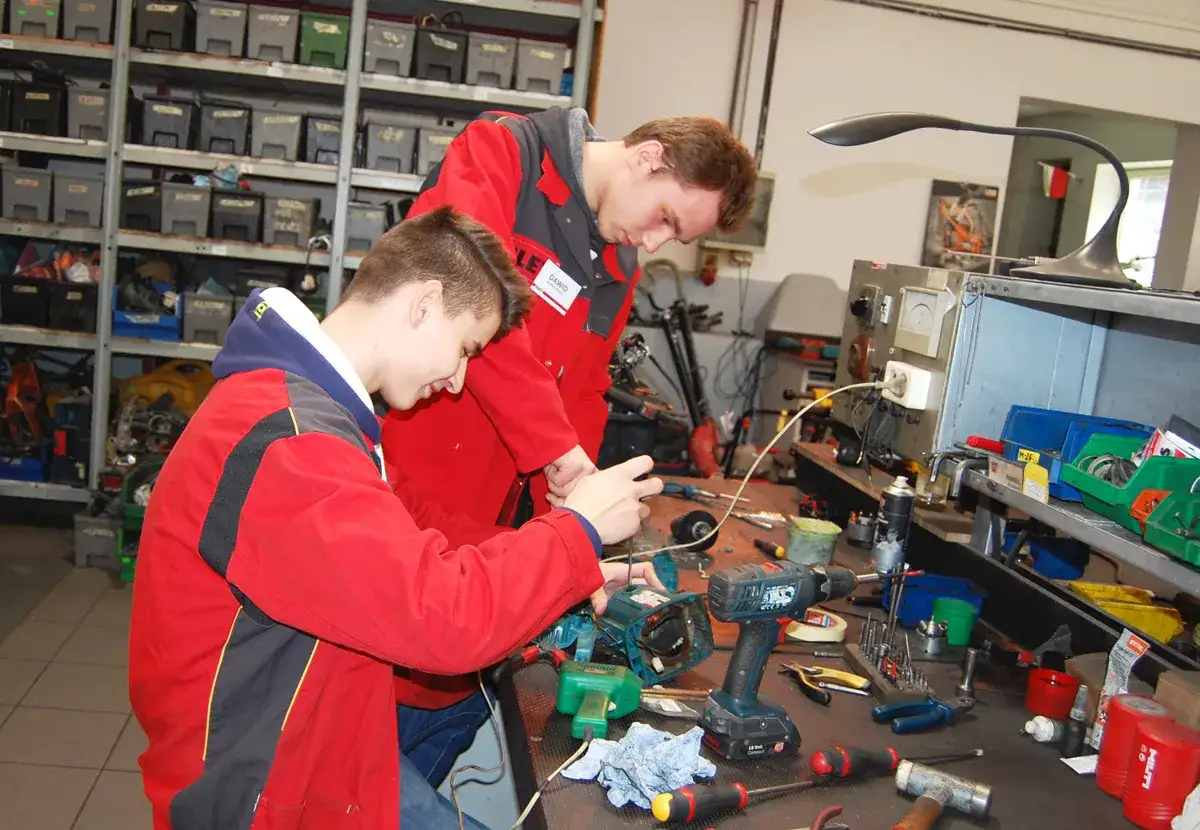 Zdjęcie Praktyki elektryka: Co musisz wiedzieć? Zadania i korzyści
