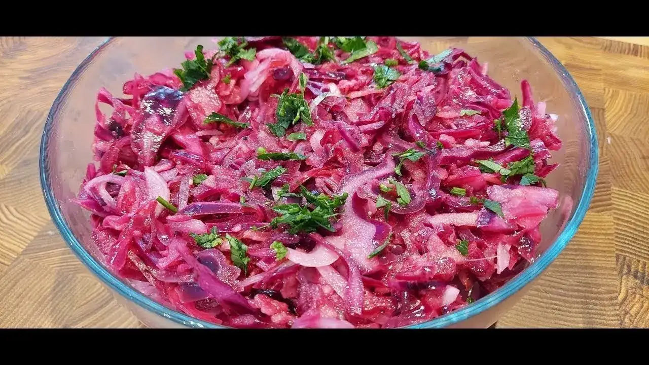 Zdjęcie Surówka z czerwonej kapusty jak w kebabie - prosty przepis na pyszny dodatek