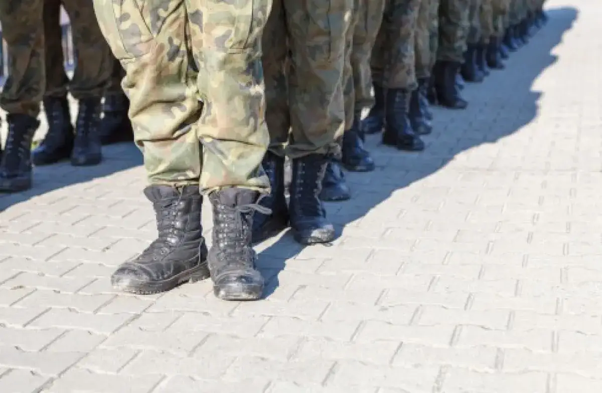 Zdjęcie Ile godzin pracuje żołnierz zawodowy? Poznaj zasady i normy pracy