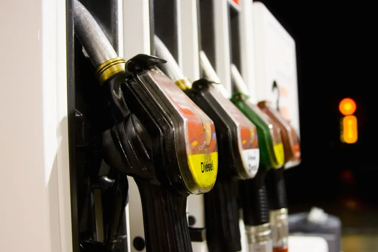 Zdjęcie Jaki kolor ma diesel? Zaskakujące różnice w odcieniach paliwa
