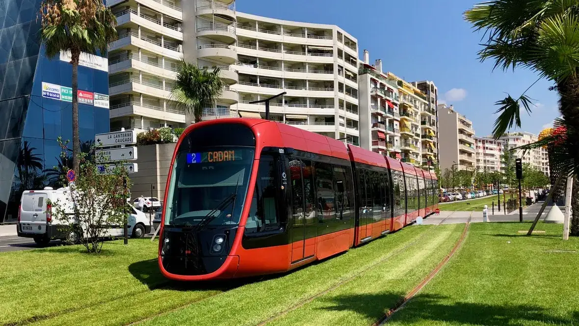 Zdjęcie Jak dojechać z Nicei do Antibes - szybkie i tanie opcje transportu