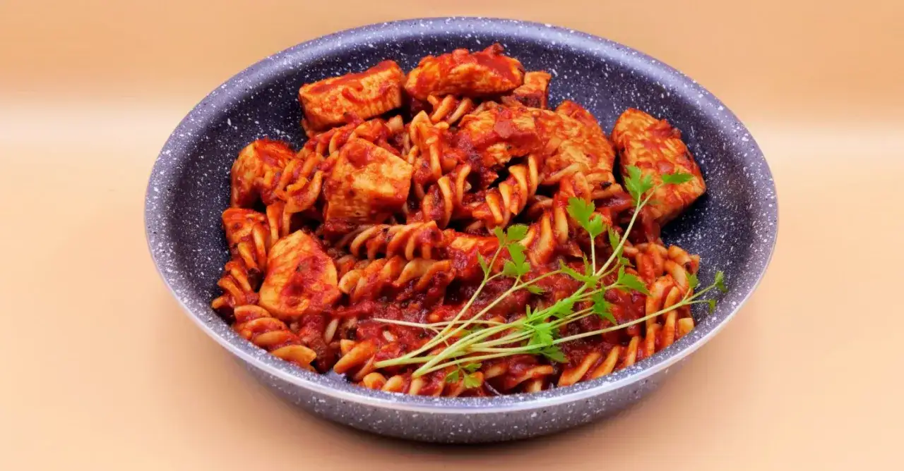 Zdjęcie Prosty przepis na spaghetti z kurczakiem w sosie pomidorowym, który zachwyca
