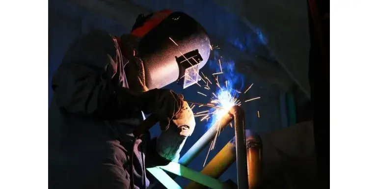 Zdjęcie Ile prądu pobiera spawarka inwertorowa? Sprawdź, by oszczędzać energię
