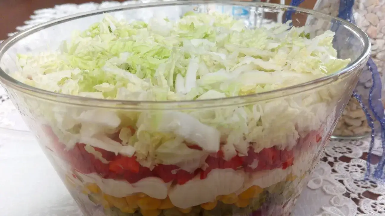 Zdjęcie Sałatka gyros: Co się do niej daje? Przepis na mistrzowskie warstwy