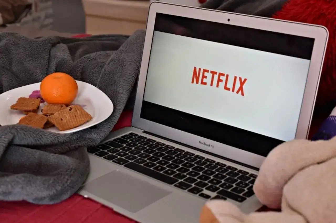 Zdjęcie Netflix o której godzinie premiera – poznaj sekrety czasów premier w Polsce