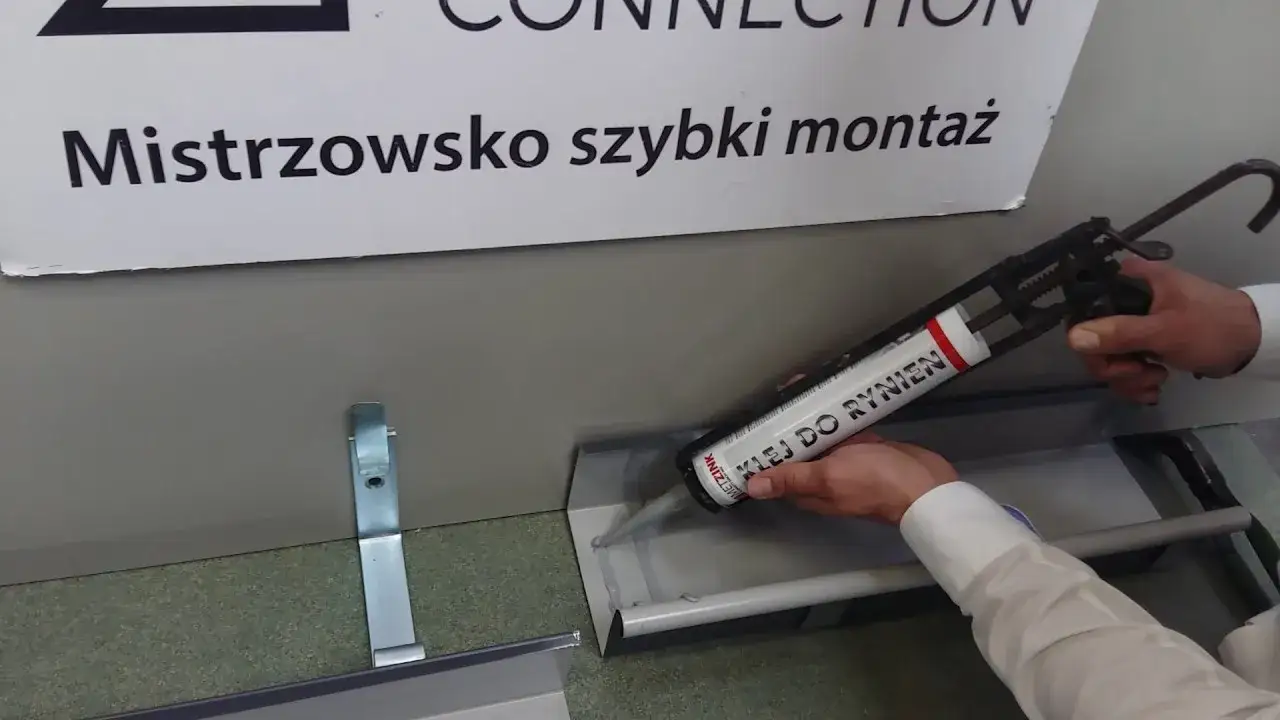 Zdjęcie Jak prawidłowo zamontować rynny do blaszanego garażu i uniknąć błędów