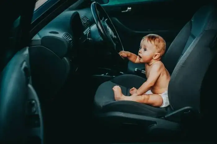 Zdjęcie Od kiedy dziecko z przodu samochodu? Przepisy i bezpieczeństwo dzieci