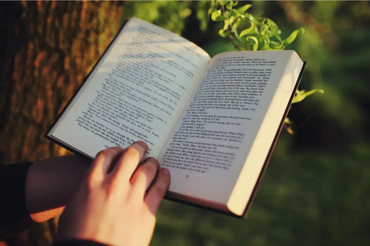 Zdjęcie Czy warto czytać literaturę faktu? Odkryj jej niezwykłe korzyści
