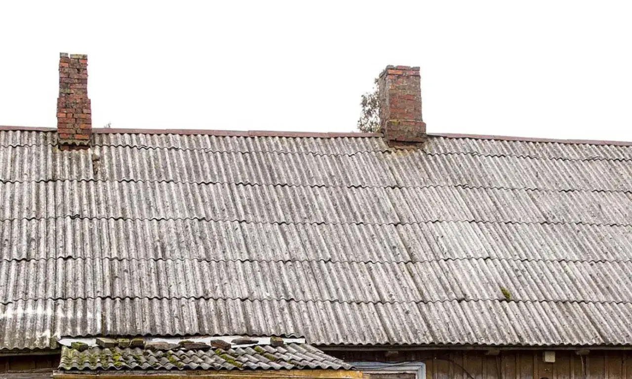 Zdjęcie Ile kosztuje zdjęcie eternitu z dachu? Sprawdź, by uniknąć wysokich wydatków