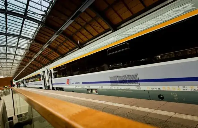 Zdjęcie Kolorowa karta intercity - oszczędzaj na podróżach pociągiem w Polsce