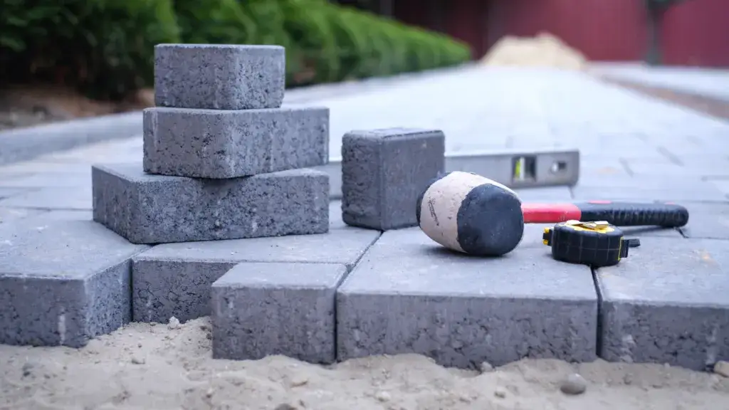 Zdjęcie Jaki cement pod kostkę brukową? Wybierz najlepszy materiał