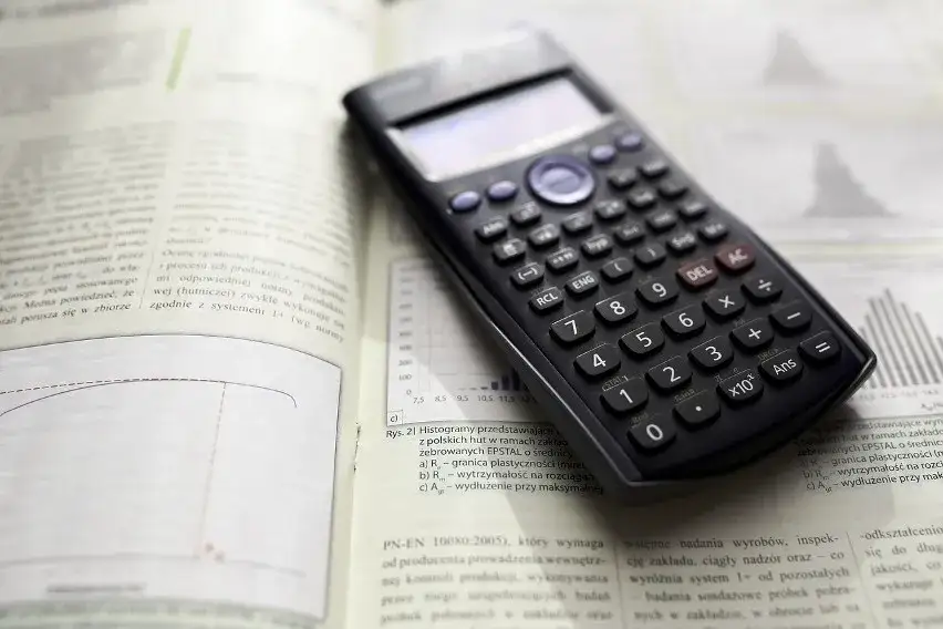 Zdjęcie Jaki kalkulator na maturę z chemii - uniknij błędów przy wyborze