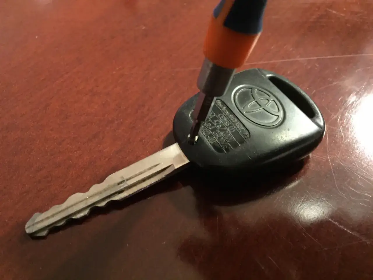 Zdjęcie Jaka bateria do pilota Toyota Avensis T27? Poradnik wymiany